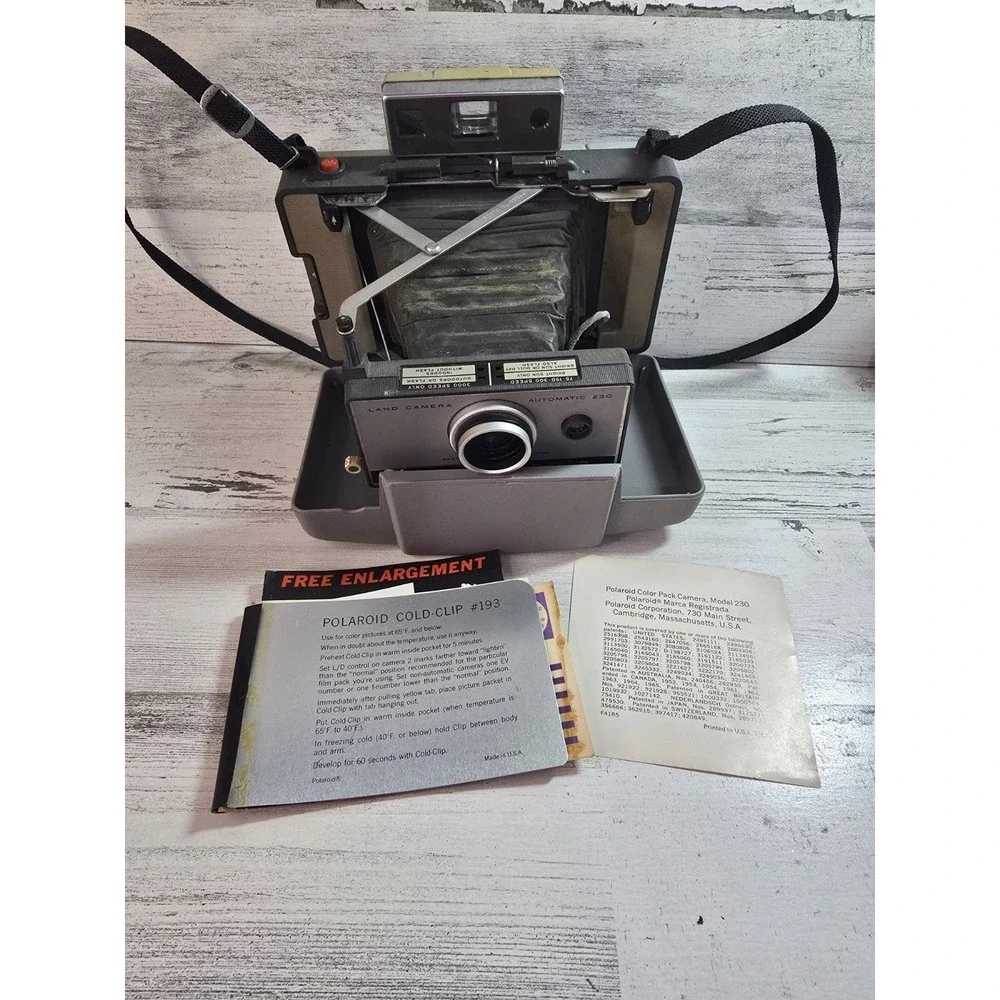 Vintage Polaroid Automatic 230‎ Land Camera Folding Bellows 1967 with Cold Clip